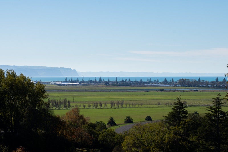 86 Oak Road, Poraiti, Napier - Carousel 1