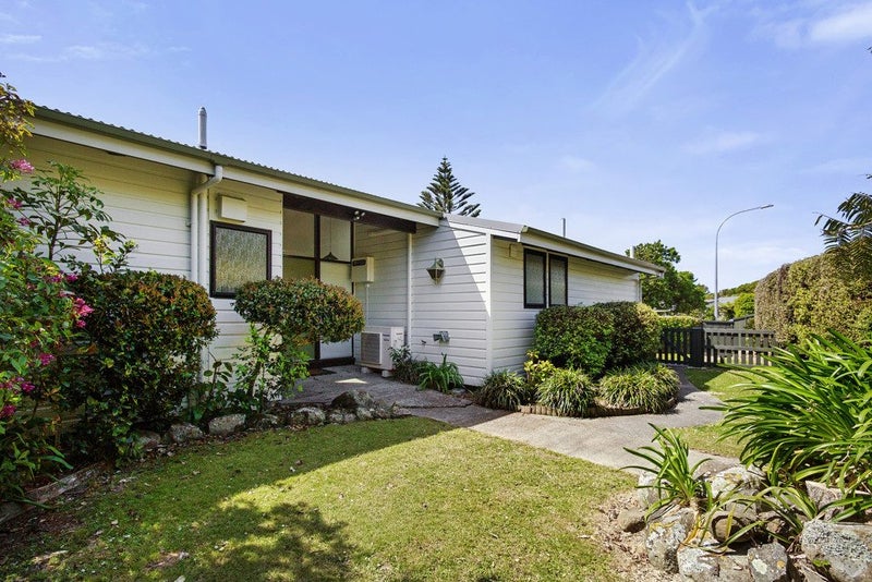 19 Carluke Street, Paparangi, Wellington - Carousel 1