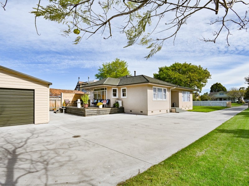 102 Charlotte Crescent, Mayfair, Hastings - Carousel 1