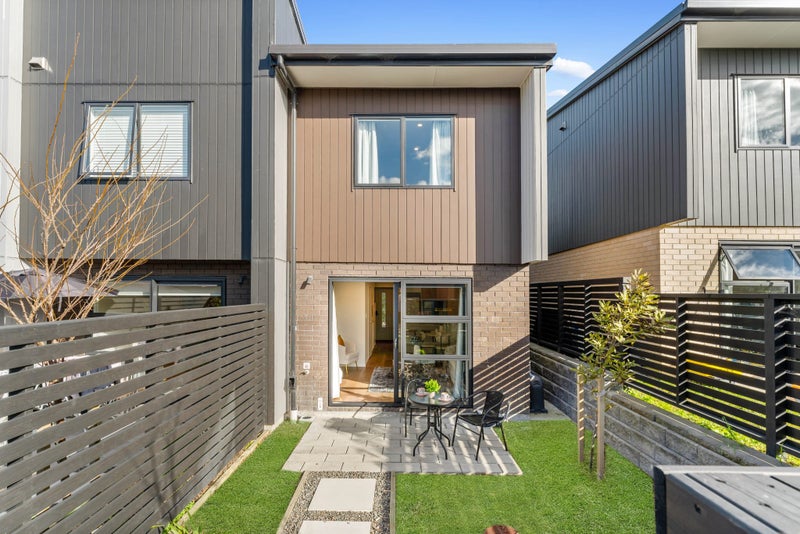 47 Selo Street, Glen Eden, Auckland - Carousel 1