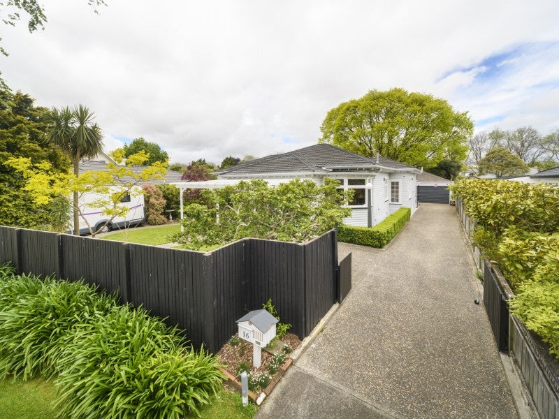 16 Manapouri Crescent, Hokowhitu, Palmerston North - Carousel 1