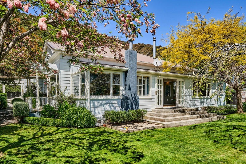 15 Konini Street, Eastbourne, Lower Hutt - Carousel 1