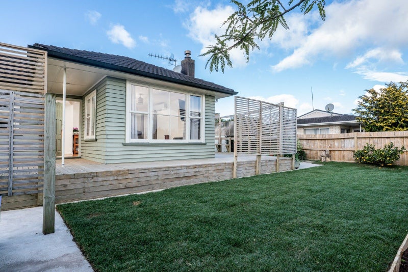 43 Collins Road, Melville, Hamilton - Carousel 1