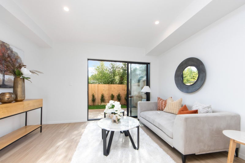 7/4 Serjeant Street, Henderson, Auckland - Carousel 1