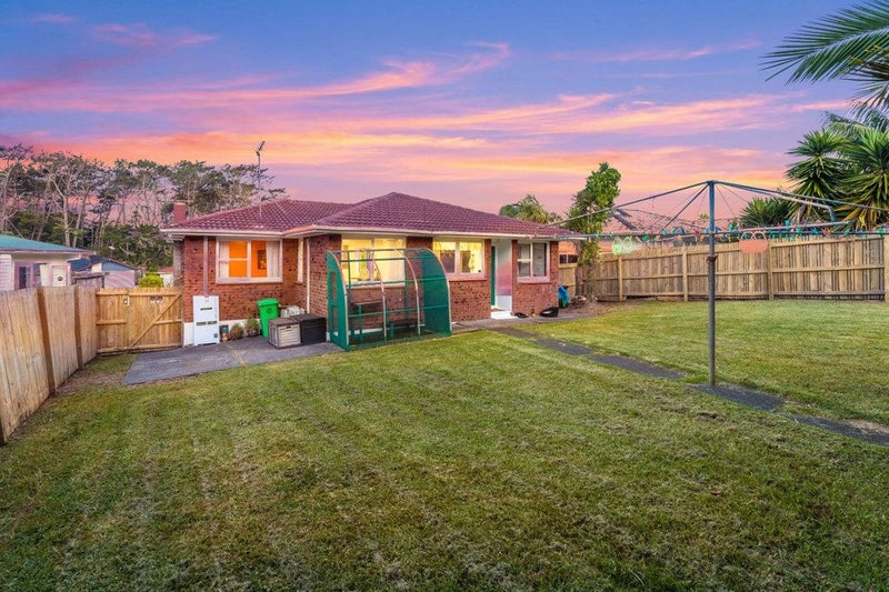 16 Thornlow Street, Glendene, Auckland - Carousel 2