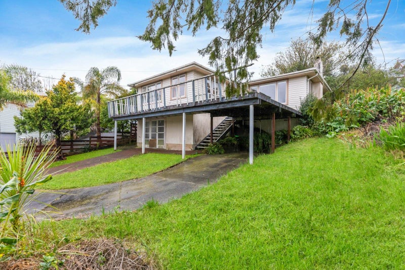 17 Seaton Road, Murrays Bay, Auckland - Carousel 1
