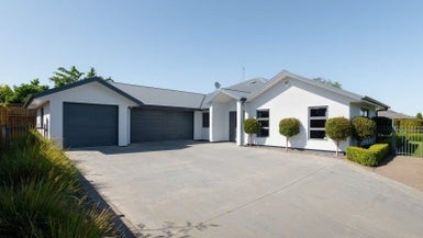 2 Compton Grove, Huntington, Hamilton - Carousel 1