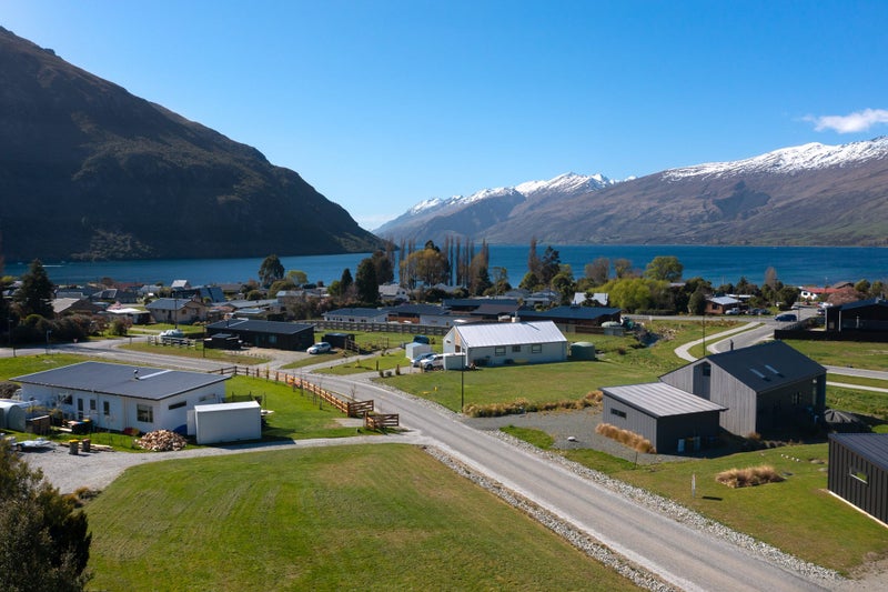 8 Lakefield Close, Kingston - Carousel 1