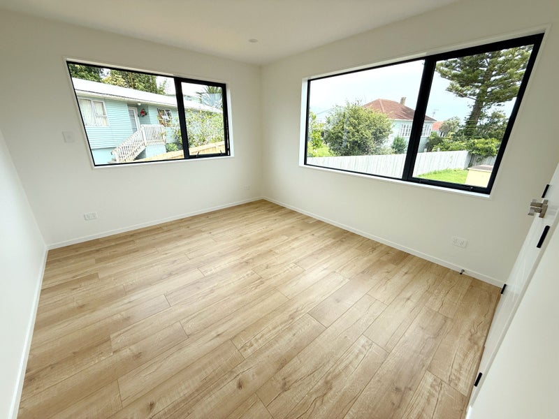 12 Elphinstone Avenue, Wesley, Auckland - Carousel 2