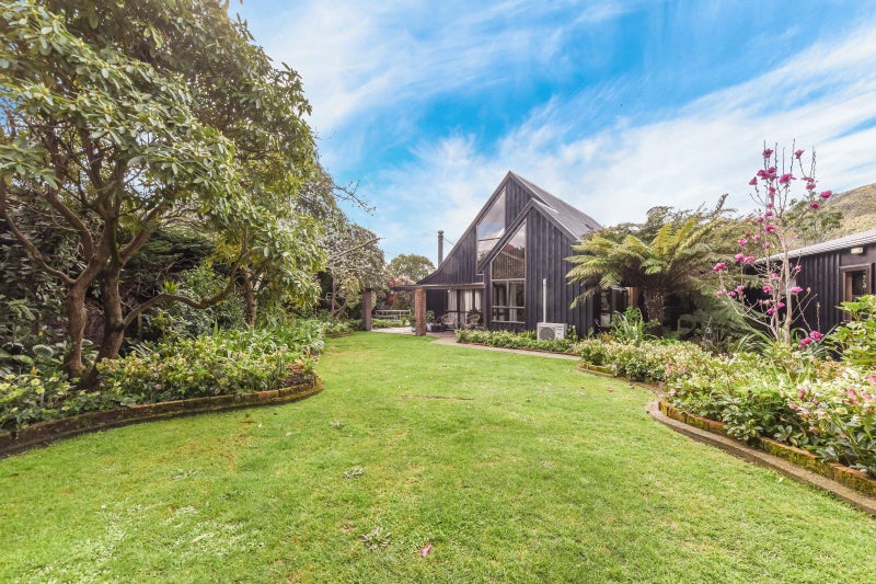 6B Beach Road, Waikawa, Picton - Carousel 1