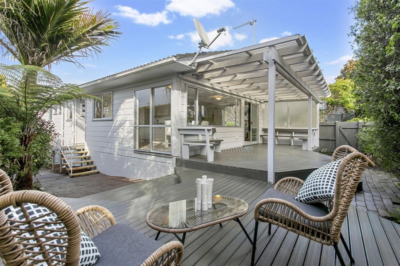 1/8 Tallington Crescent, Torbay, Auckland - Carousel 1