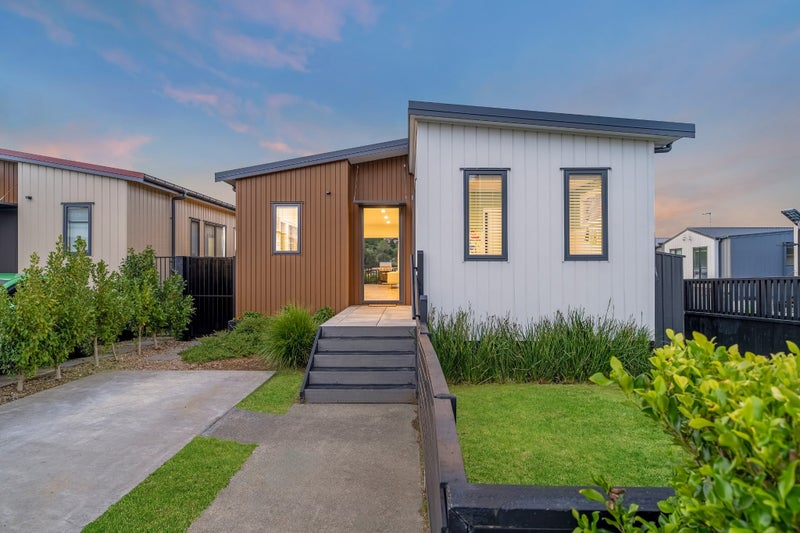 17 Pukanui Avenue, Totara Park, Auckland - Carousel 1