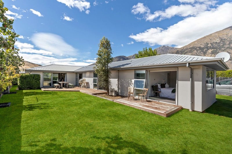 5 Nerin Square, Lake Hayes, Queenstown - Carousel 1