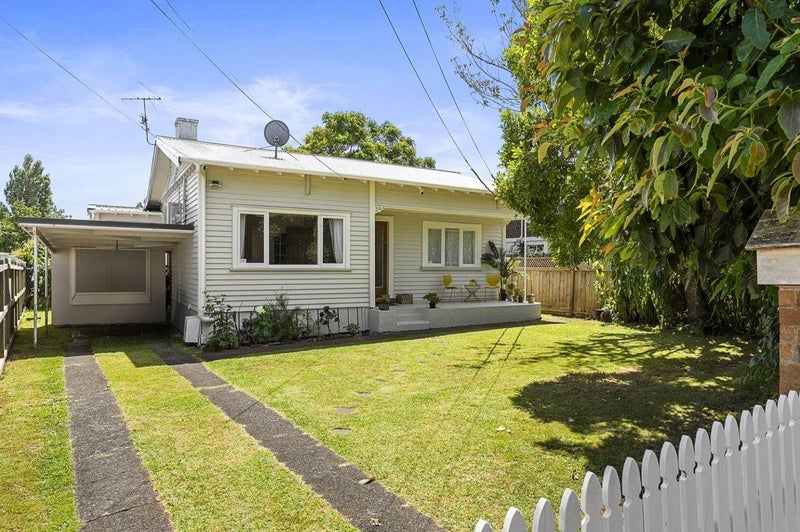 17 Preston Avenue, Mount Albert, Auckland - Carousel 1