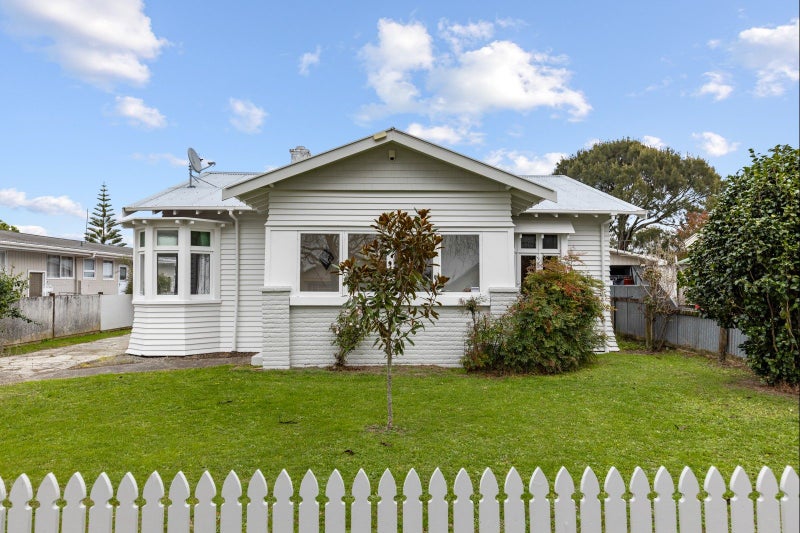 36 Kingswood Street, Takaro, Palmerston North - Carousel 1