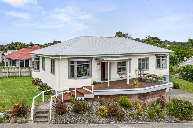 11 Government Road, Raglan - Carousel 1