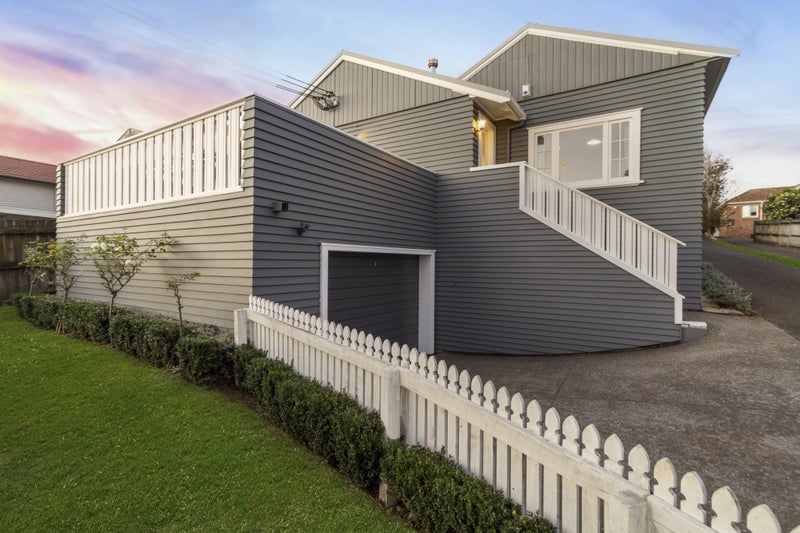 6 Hayr Road, Three Kings, Auckland - Carousel 1