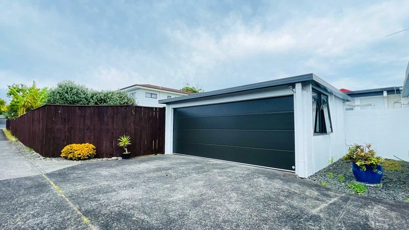 1/6 Vivian Wilson Drive, Eastern Beach, Auckland - Carousel 1