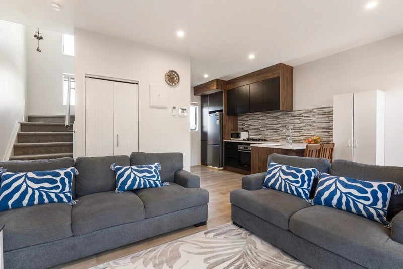 44 Picturesque Drive, Flat Bush, Auckland - Carousel 2