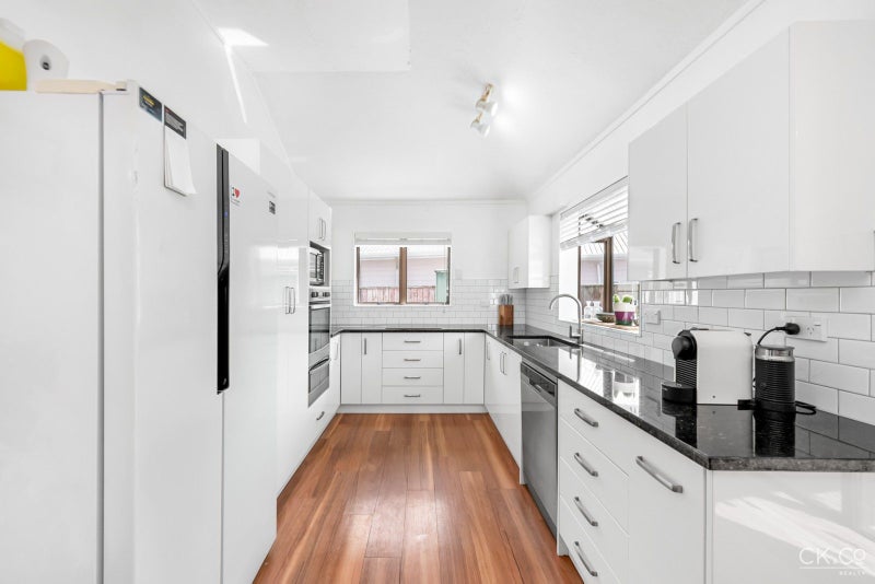 3 Laredo Grove, Totara Park, Upper Hutt - Carousel 2