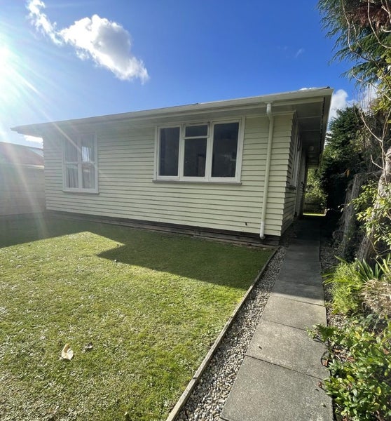 8A Frederick Street, Tawa, Wellington - Carousel 2