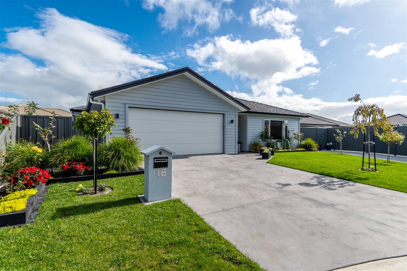 18 Drovers Way, Frimley, Hastings - Carousel 1