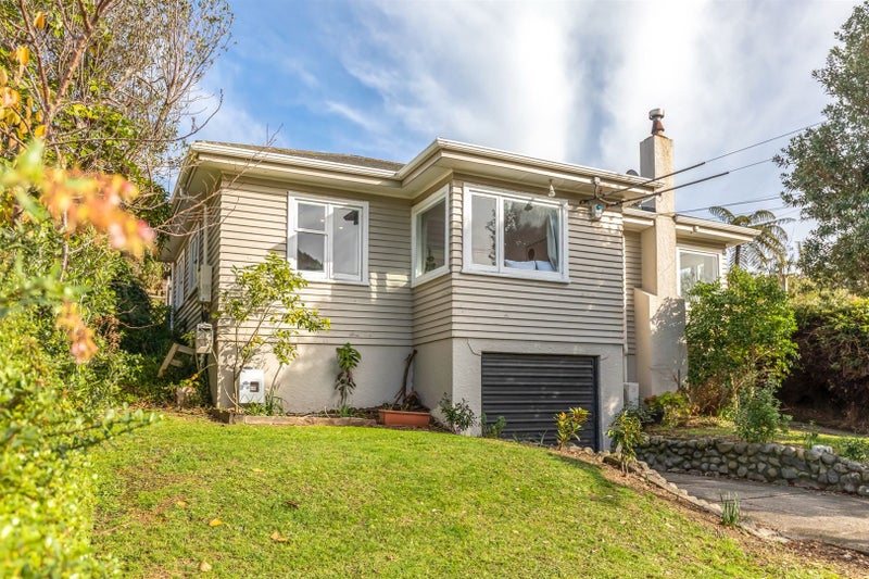 38 Raroa Terrace, Tawa, Wellington - Carousel 2