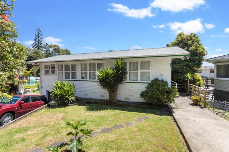 109 Cliff View Drive, Green Bay, Auckland - Carousel 1