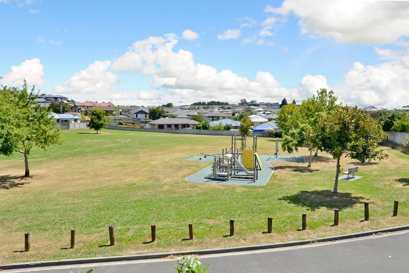 22 Pointon Glade, Grandview Heights, Hamilton - Carousel 2