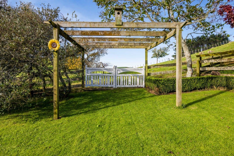 295 Skinner Road, Bird Road, Stratford - Carousel 33