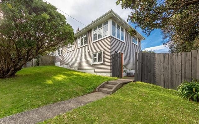 13 Dorset Grove, Cannons Creek, Porirua - Carousel 1