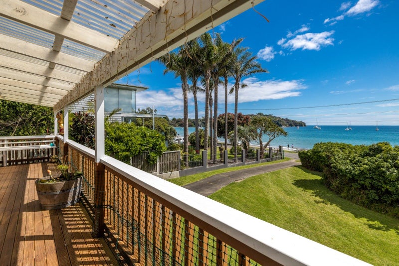 16 Beach Parade, Oneroa, Waiheke Island - Carousel 2