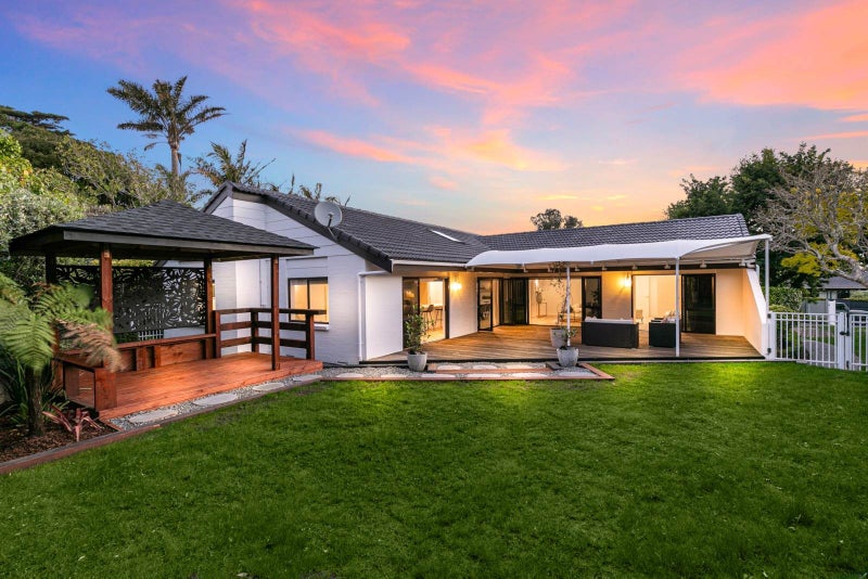 18 Waipuia Place, Greenhithe, Auckland - Carousel 1