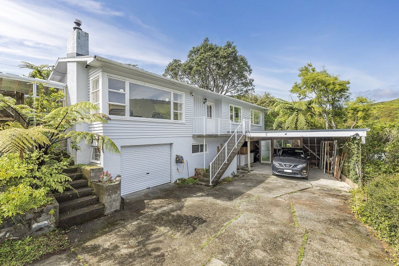 18 Kiwi Crescent, Tawa, Wellington - Carousel 1