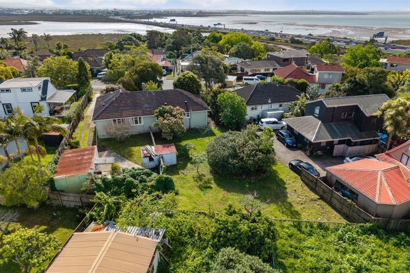 11 Howlett Street, Waterview, Auckland - Carousel 2