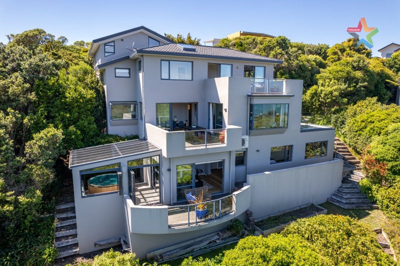 7 Green Park Lane, Korokoro, Lower Hutt - Carousel 1