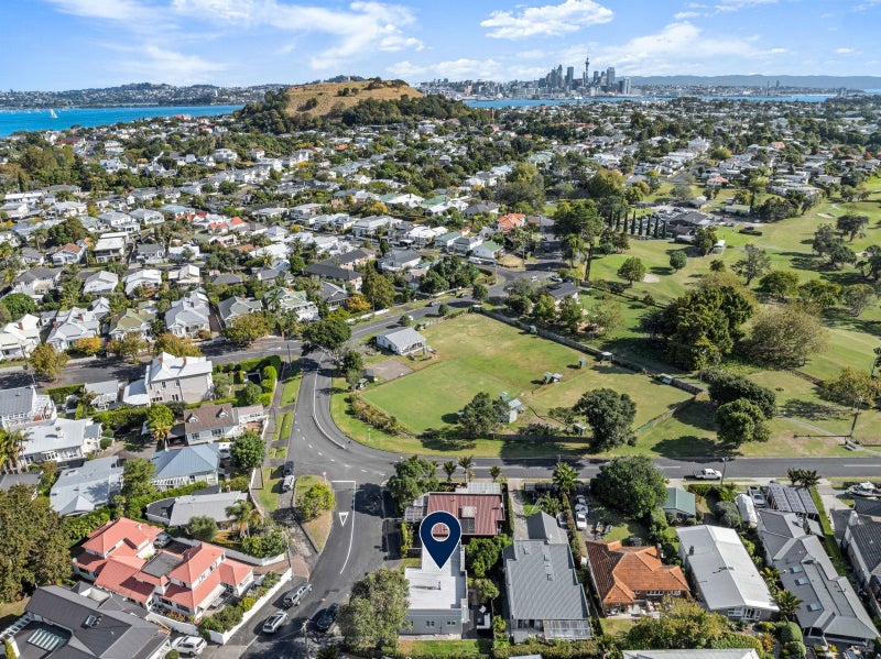 22 Grove Road, Narrow Neck, Auckland - Carousel 22