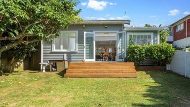 31 Owairaka Avenue, Mount Albert, Auckland - Carousel 1