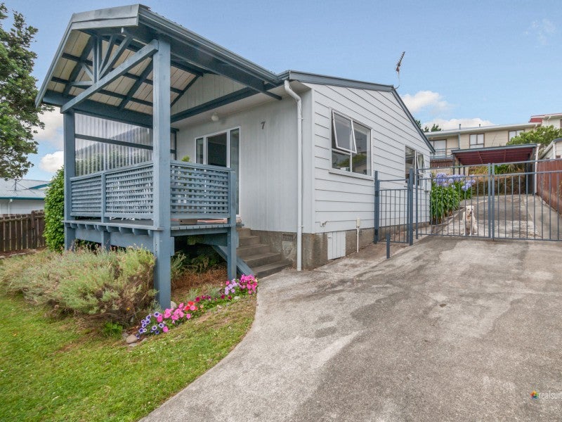 7 Mossburn Grove, Kelson, Lower Hutt - Carousel 1