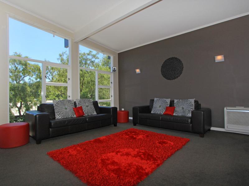 11 Volkner Grove, Waterloo, Lower Hutt - Carousel 2