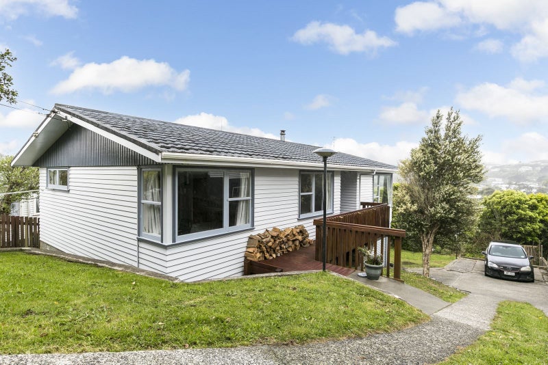 16 Alwyn Place, Newlands, Wellington - Carousel 1