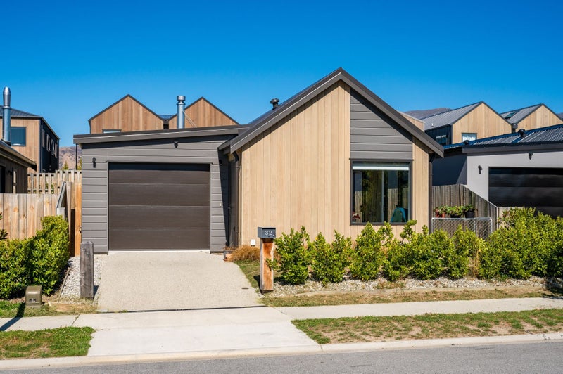 32 Cairnmuir Street, Wanaka - Carousel 1