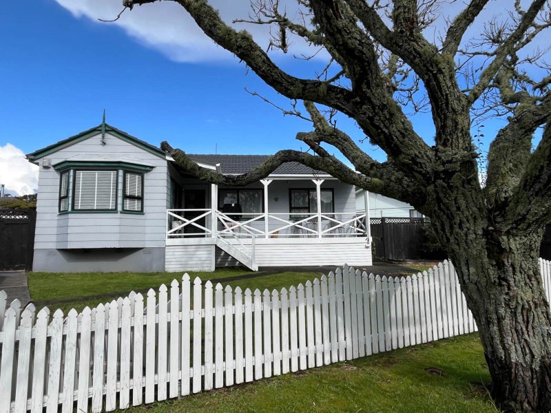 17 Redlands Grove, Swanson, Auckland - Carousel 1