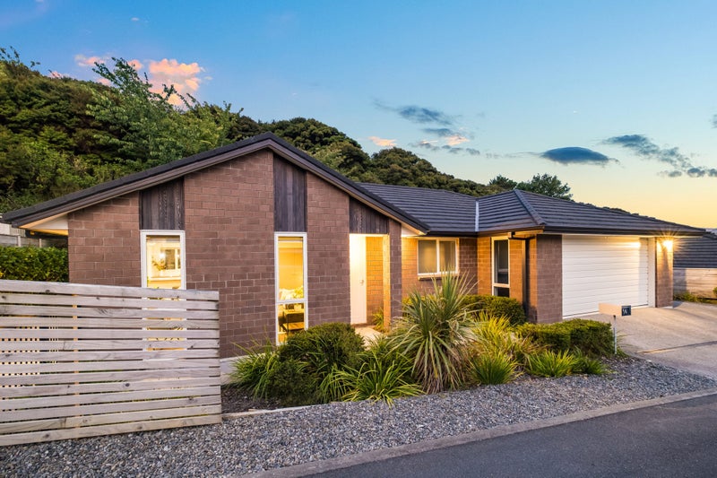 34 Mooring Close, Whitby, Porirua - Carousel 1