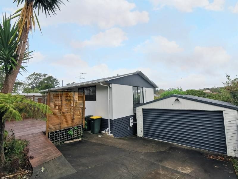 2/109 Oreil Avenue, West Harbour, Auckland - Carousel 1