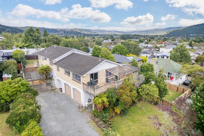 4 Vista Crescent, Maoribank, Upper Hutt - Carousel 1