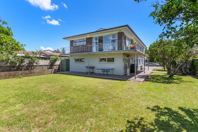 1 Tamatea Avenue, Point England, Auckland - Carousel 2