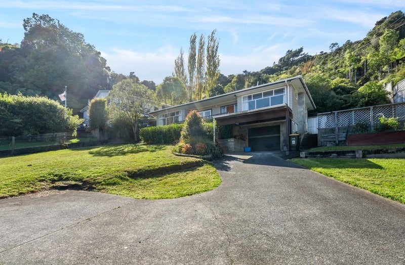8 James Grove, Stokes Valley, Lower Hutt - Carousel 1