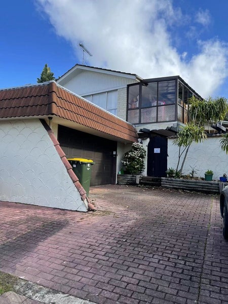 8 Megan Avenue, Pakuranga Heights, Auckland - Carousel 1
