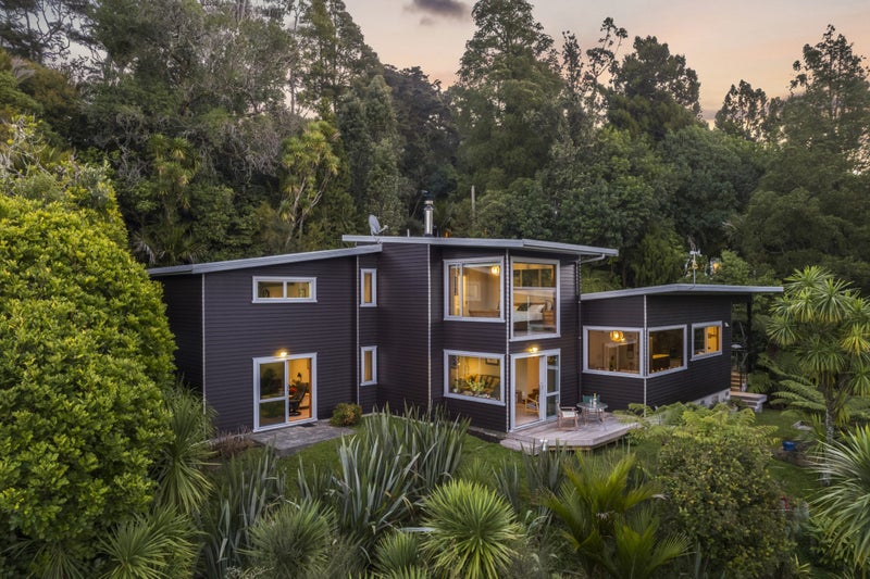 30 Tinopai Road, Titirangi, Auckland - Carousel 1